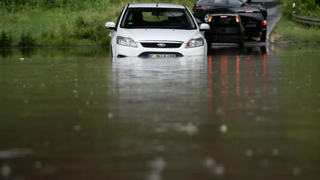 Ein-Auto-ist-in-einer-ueberfluteten-Unterfuehrung-stehen-geblieben