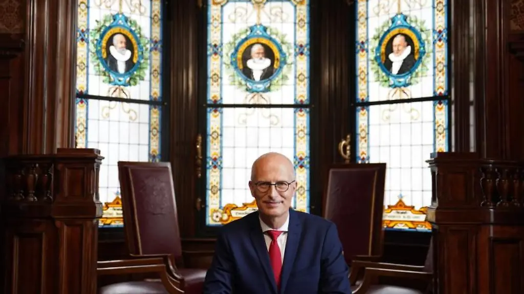 Peter-Tschentscher-SPD-Erster-Buergermeister-und-Praesident-des-Senats-der-Freien-und-Hansestadt-Hamburg-sitzt-im-Buergermeisteramtszimmer-im-Rathaus