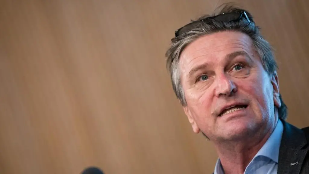 Manfred-Lucha-spricht-bei-einer-Pressekonferenz