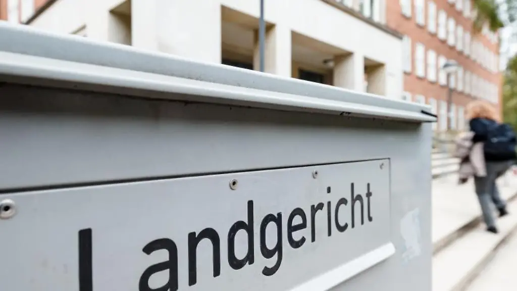 Die-Aufschrift-Landgericht-an-einem-Briefkasten-am-Eingang-des-Landgerichts