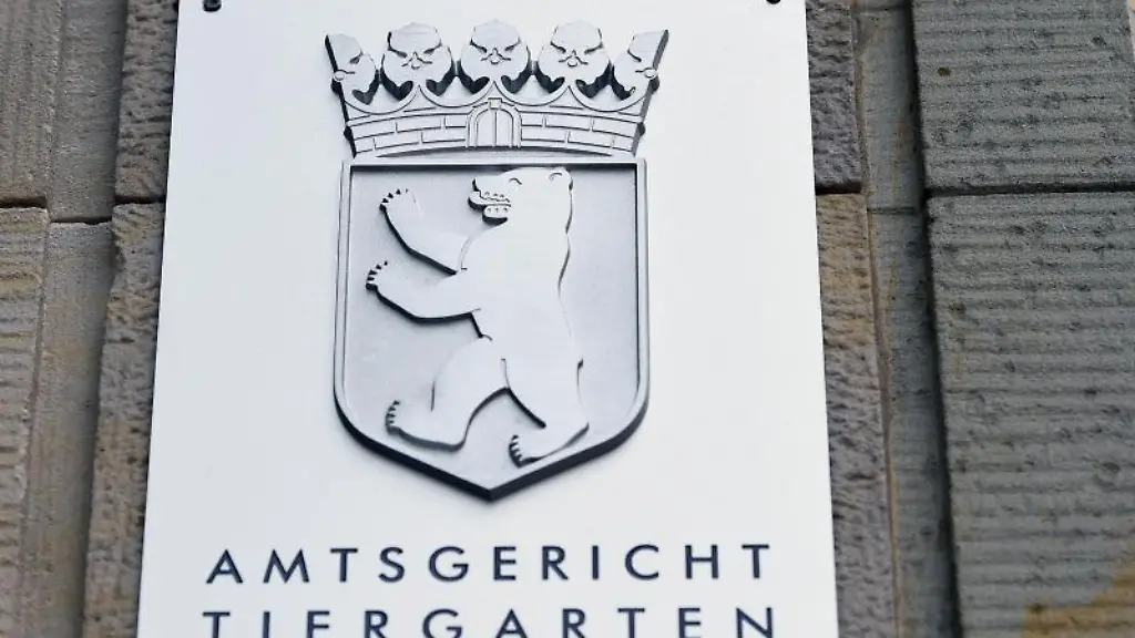 Ein-Schild-mit-der-Aufschrift-Amtsgericht-Tiergarten