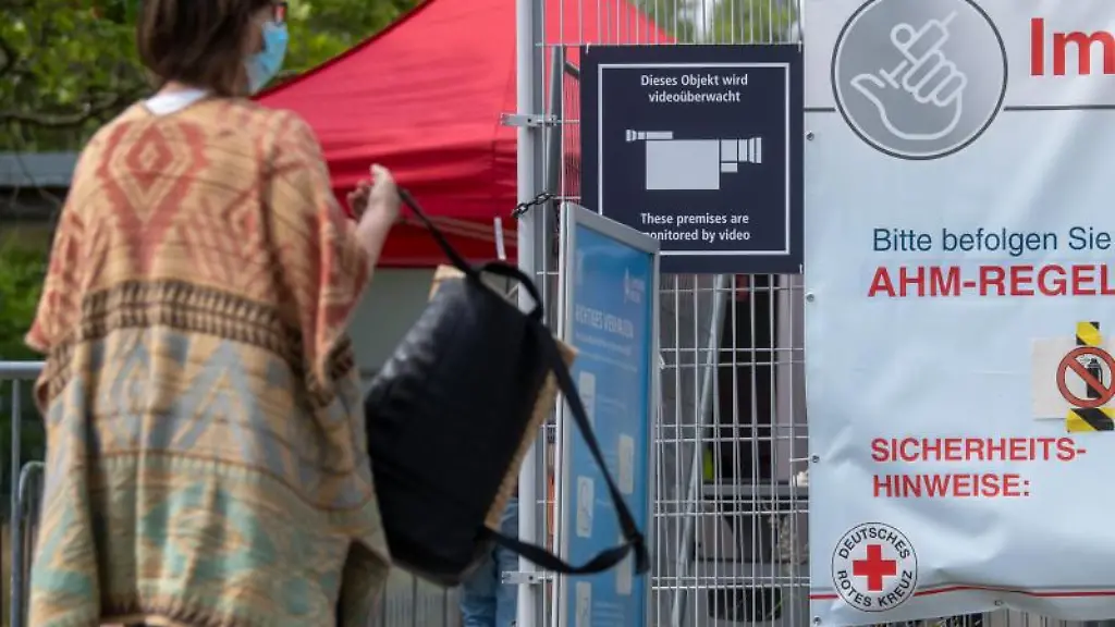 Eine-Frau-geht-zum-Eingang-des-Impfzentrums-in-Leipzig