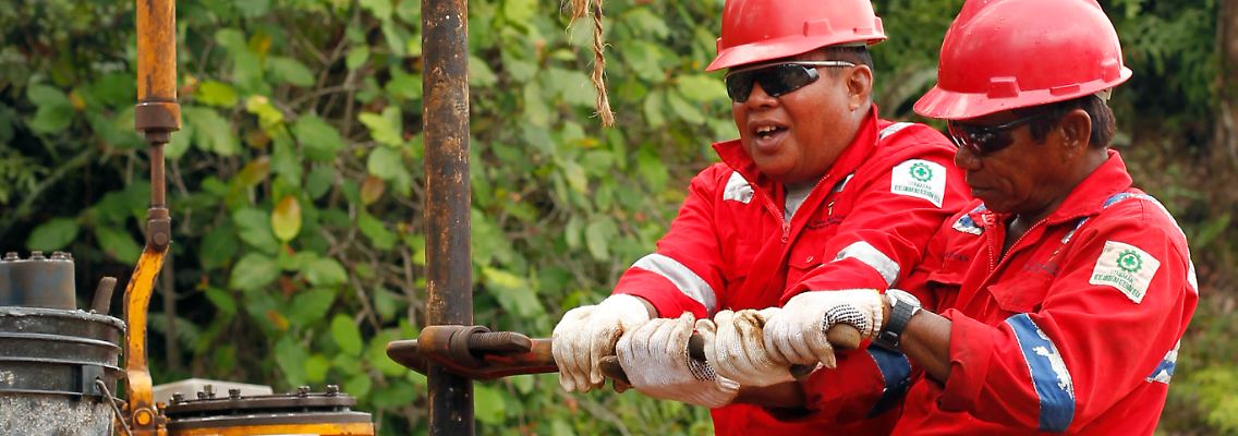 Erst ab 120 Dollar wird aufgedreht: In Indonesien - längst nicht mehr Mitglied der Opec - bringen Mitarbeiter von PT Pertamina eine alte Förderanlage wieder in Schwung.
