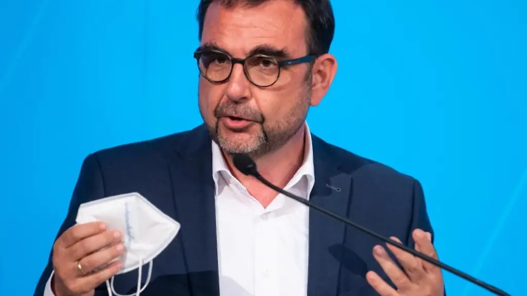 Klaus-Holetschek-CSU-Gesundheitsminister-von-Bayern-spricht-zur-Presse