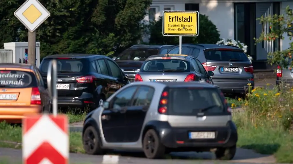 Autos-parken-am-Ortseingang-des-Stadtteils-Blessem