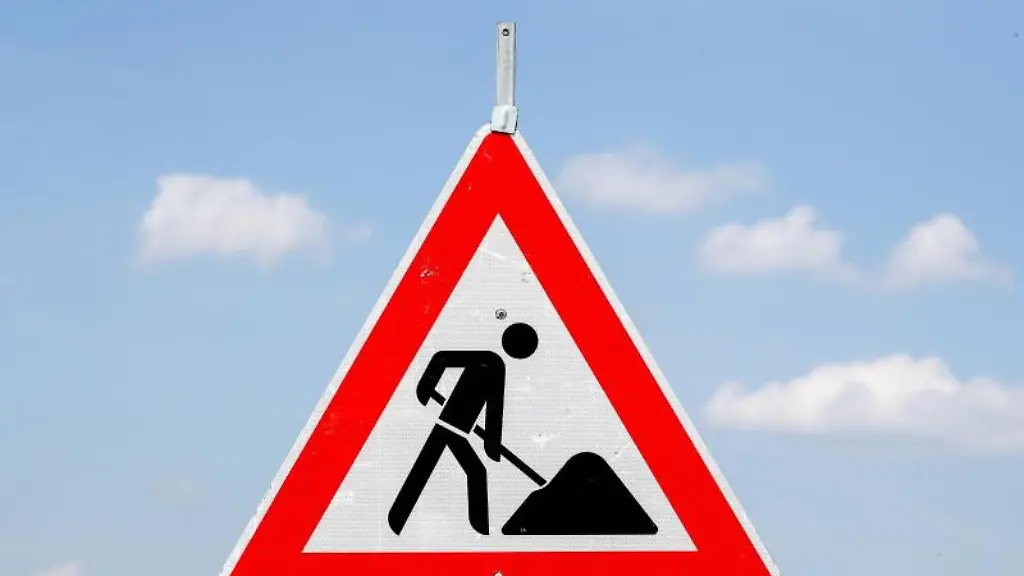 Ein-Schild-weist-auf-eine-Baustelle-hin