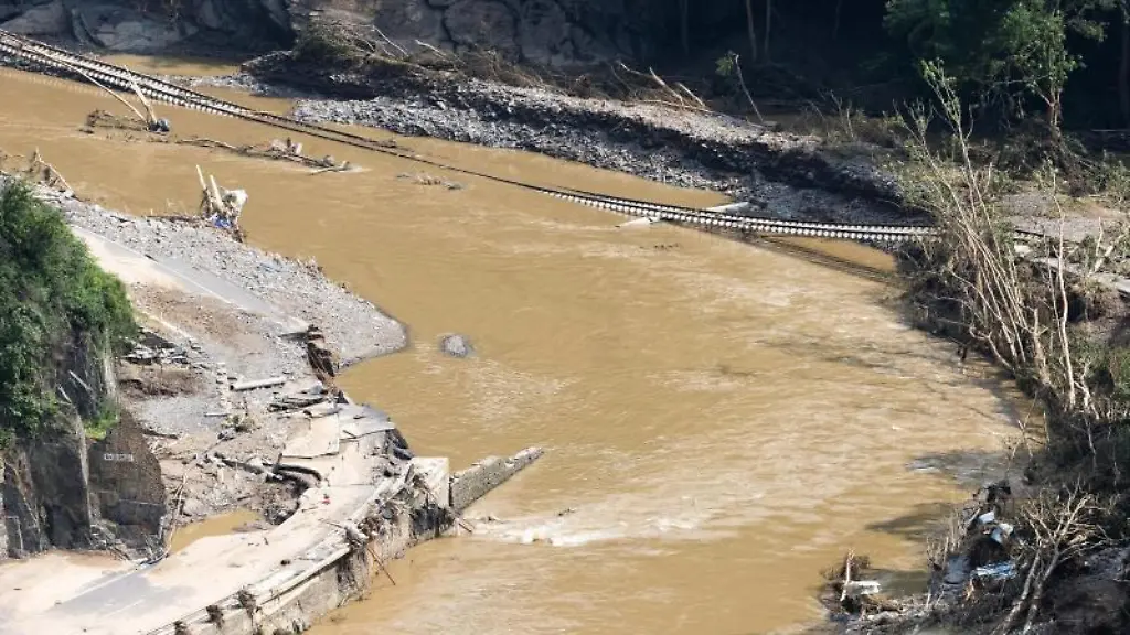 Der-Fluss-Ahr-fliesst-zwischen-der-zerstoerten-Bundesstrasse-B267-und-einer-zerstoerten-Bahntrasse
