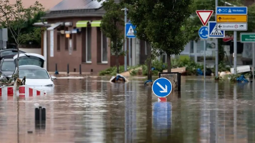 Strassen-im-Ortsteil-Heimerzheim-sind-ueberflutet
