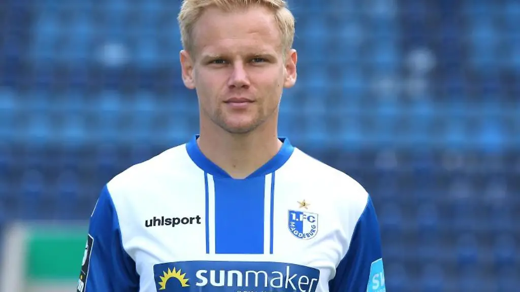 Soeren-Bertram-noch-im-Trikot-des-1-FC-Magdeburgs-schaut-in-die-Kamera