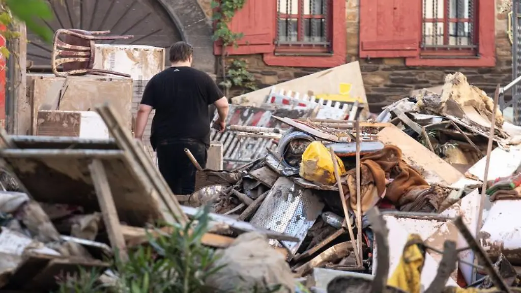Anwohner-laufen-in-der-Innenstadt-von-Ahrweiler-durch-Unrat-und-aufgetuermte-Einrichtungsgegenstaende-aus-den-zerstoerten-Haeusern-und-Wohnungen