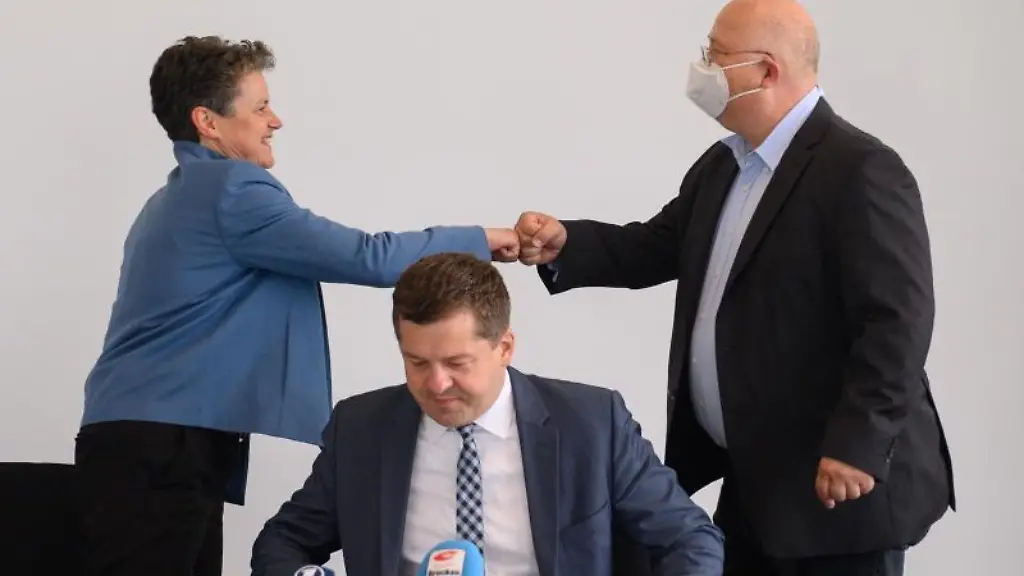 FDP-Landesvorsitzende-Lydia-Hueskens-und-SPD-Landesvorsitzender-Andreas-Schmidt-begruessen-sich-hinter-Sven-Schulze-CDU-Landesvorsitzender