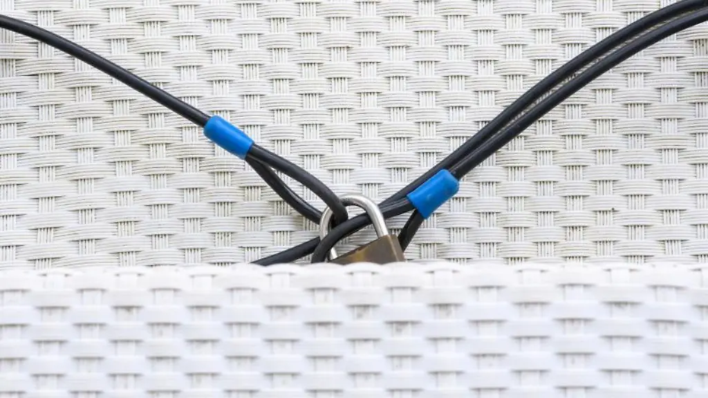 Terassenstuehle-eines-Hotels-stehen-ungenutzt-vor-einem-Hote