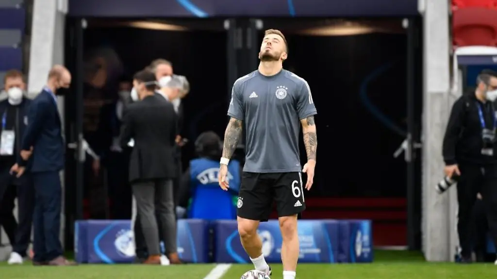 Deutschlands-Niklas-Dorsch-kommt-vor-dem-Spiel-zum-Aufwaermen-auf-den-Platz
