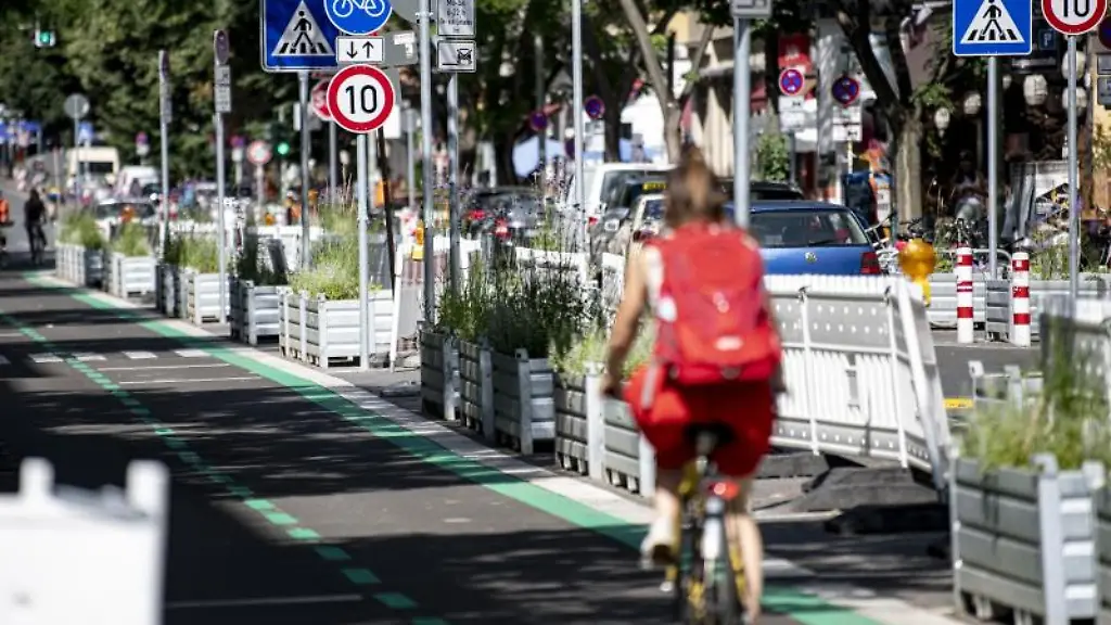 Fahrradfahrer-fahren-auf-dem-neuen-Fahrradweg-auf-der-verkehrsberuhigten-Bergmannstrasse