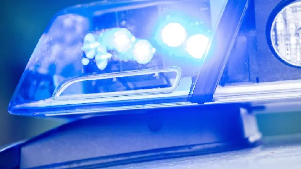 Ein-Blaulicht-leuchtet-auf-dem-Dach-einer-Polizeistreife