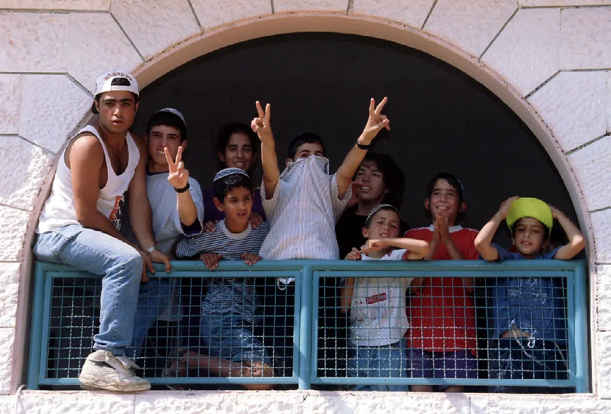 1994-07-10T120000Z-473553560-PBEAHUNHCCW-RTRMADP-3-MIDEAST