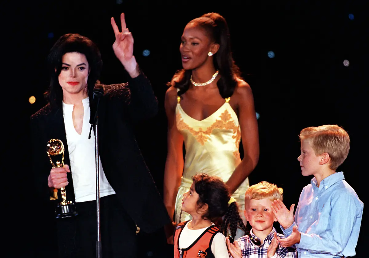 1996-05-09T120000Z-1576905632-PBEAHUMUMBL-RTRMADP-3-MUSIC-AWARD