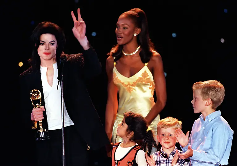 1996-05-09T120000Z-1576905632-PBEAHUMUMBL-RTRMADP-3-MUSIC-AWARD