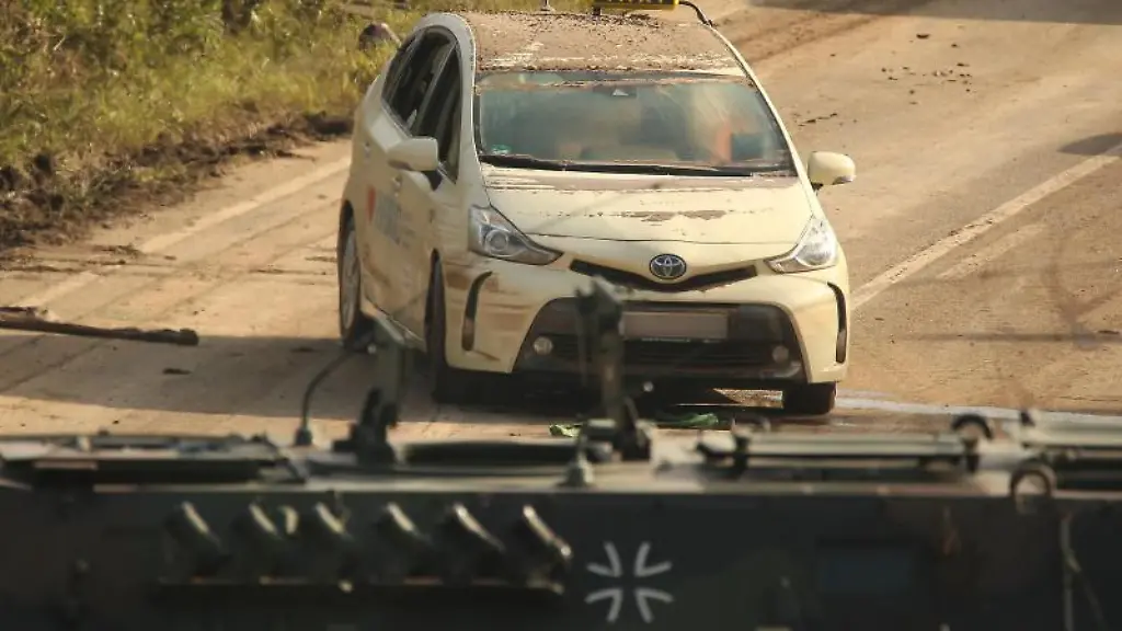 Auf-der-B265-bei-Erftstadt-Liblar-steht-ein-geborgenes-Taxi-hinter-einem-Panzer-der-Bundeswehr
