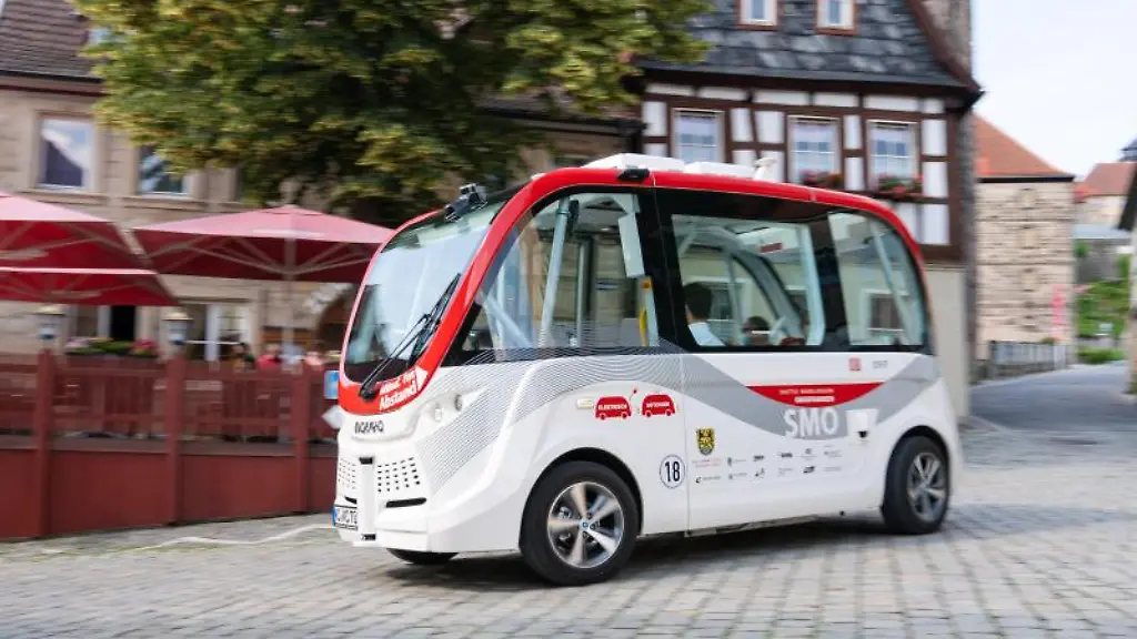 Ein-autonomer-Bus-faehrt-durch-die-Innenstadt-von-Kronach