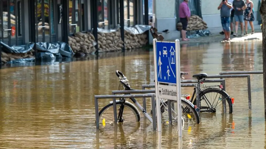 Das-Wasser-der-Donau-steht-auf-der-Uferpromenade-von-Passau