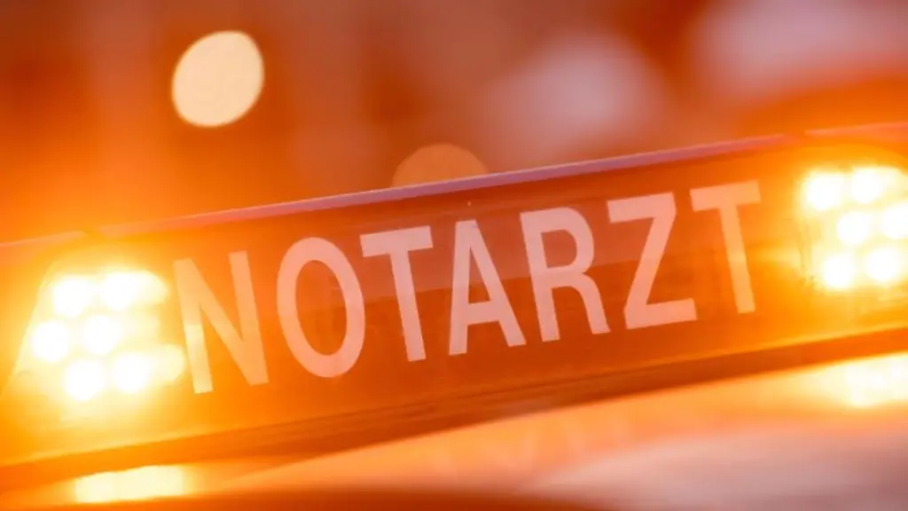 Ein-Dachschild-mit-der-Aufschrift-Notarzt-ist-auf-einem-Einsatzwagen-angebracht