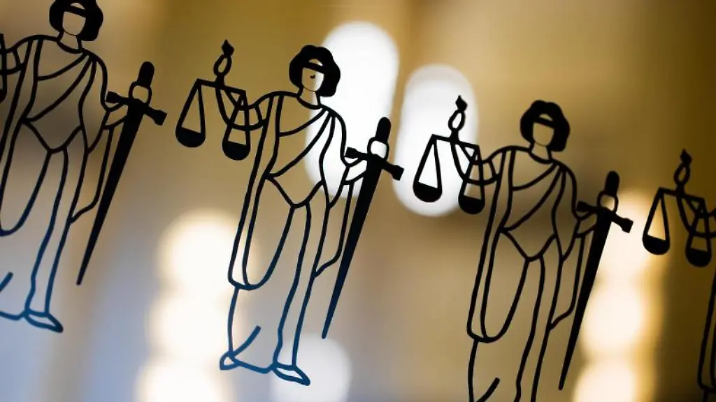 Die-Justitia-ist-an-einer-Scheibe-zu-sehen