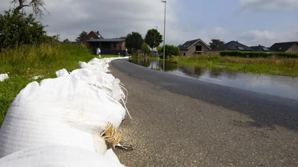 Sandsaecke-sollen-eine-Strasse-bei-Ophoven-einem-Stadtteil-von-Wassenberg-vor-Hochwasser-schuetzen