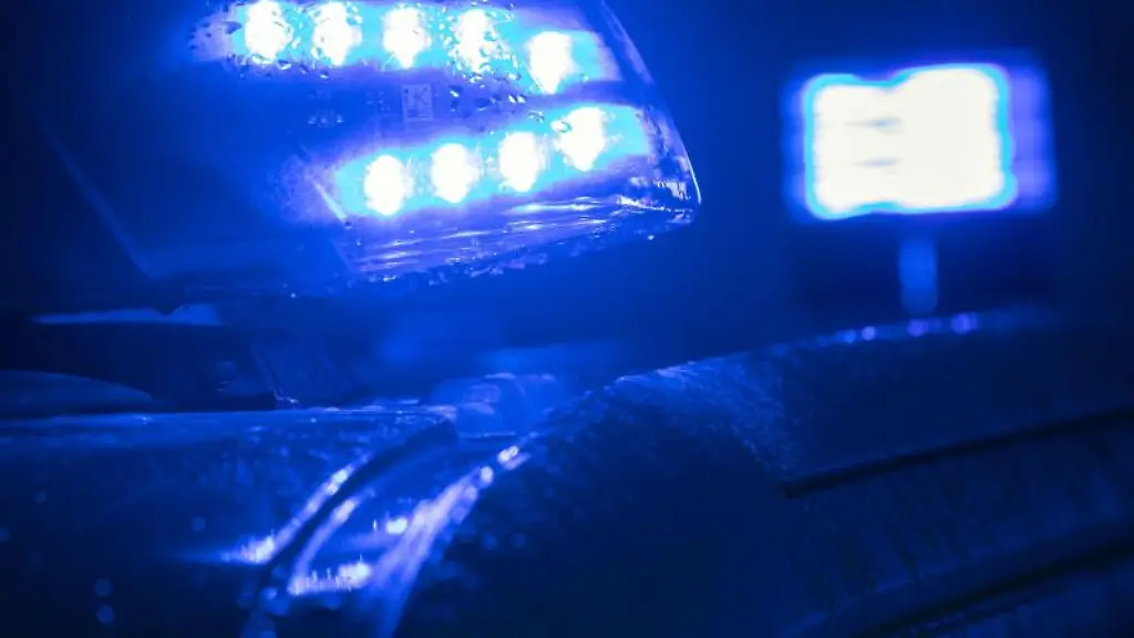 Blaulicht-auf-einem-Polizeifahrzeug