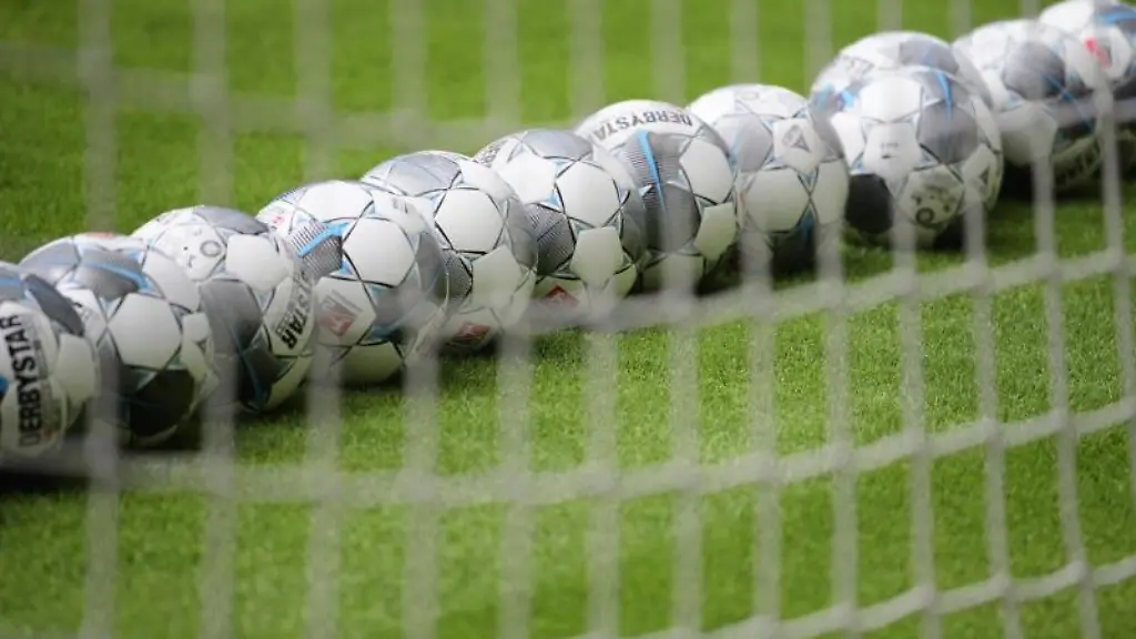 Fussbaelle-liegen-in-einem-Tor