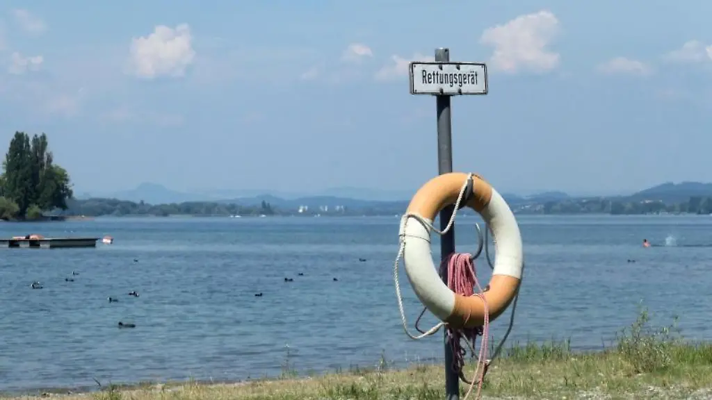 Ein-Rettungsring-haengt-neben-einem-See