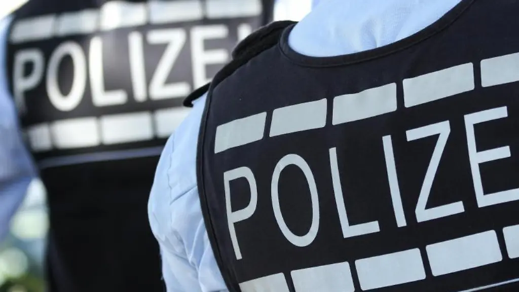 In-Westen-gekleidete-Polizisten