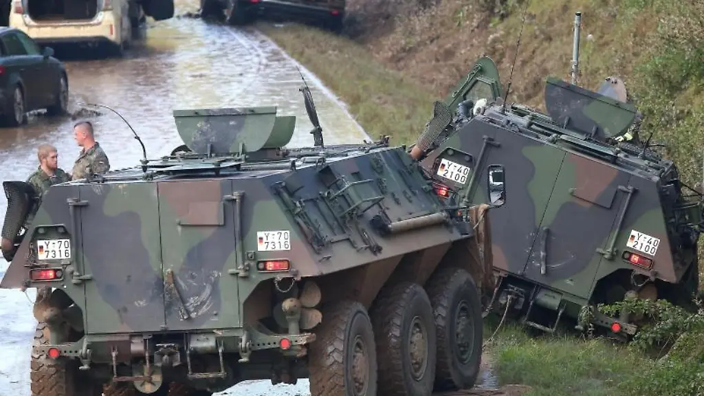 Auf-der-B265-bei-Erftstadt-Liblar-hat-sich-ein-Panzer-der-Bundeswehr-fest-gefahren