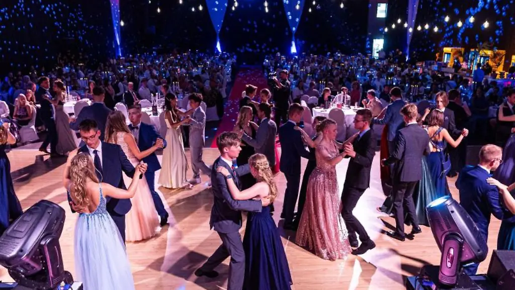 Abiturienten-vom-Otto-Hahn-Gymnasium-Springe-tanzen-bei-ihrem-Abiball-in-der-Volksbank-Arena