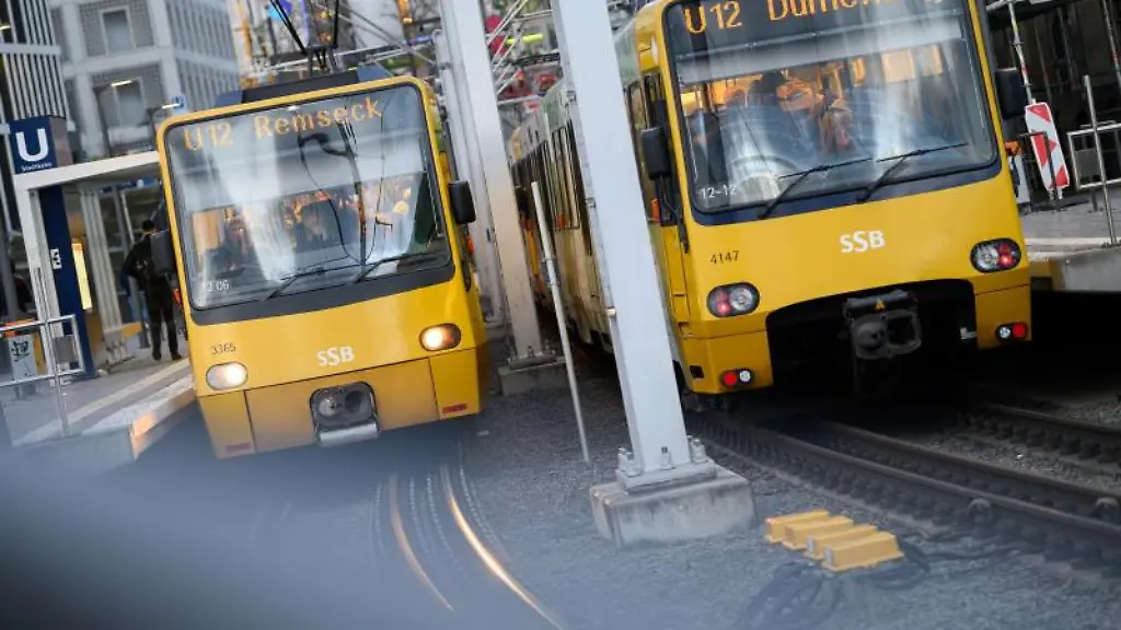 Wagen-der-Stuttgarter-Strassenbahnen-SSB-U-Bahn-U12-stehen-an-einer-Haltestelle