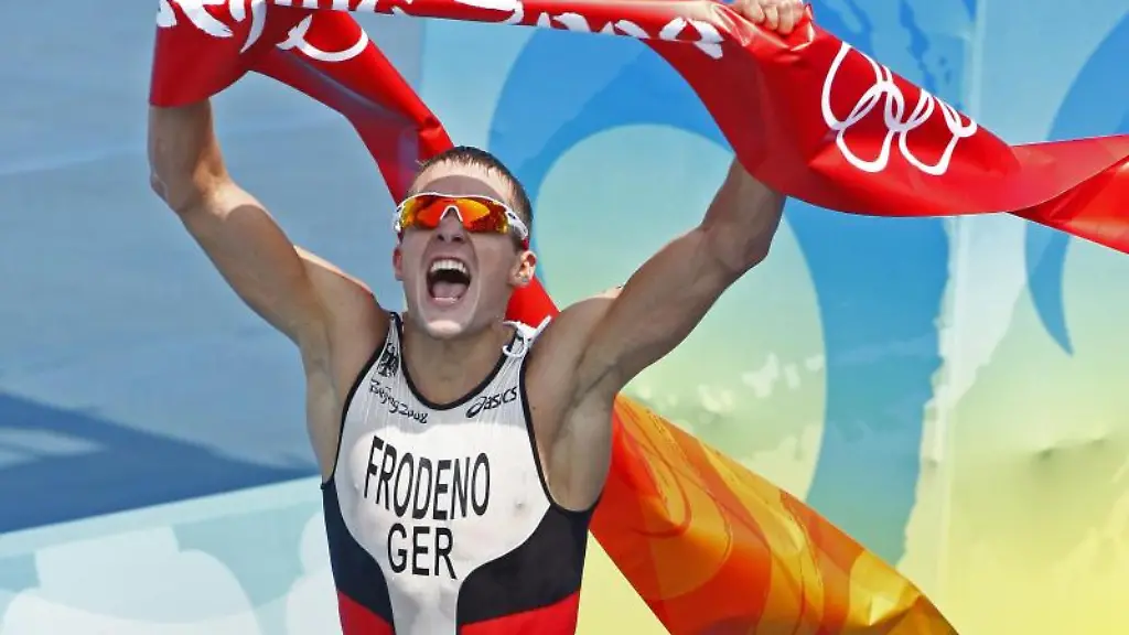 Jan-Frodeno-jubelt-bei-seinem-Sieg-im-Triathlon-bei-den-Olympischen-Spielen-in-Peking