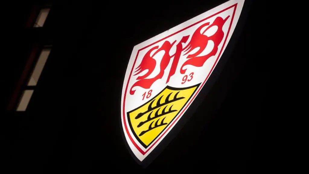 Das-Logo-des-VfB-Stuttgart-ist-an-der-Geschaeftsstelle-zu-sehen