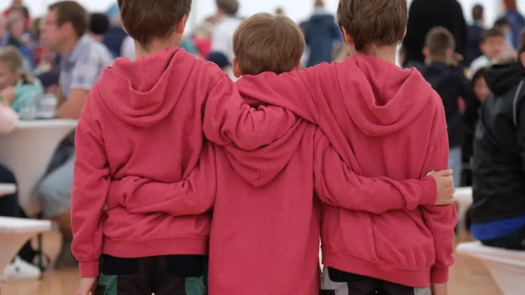 Piet-Max-und-Tom-zehnjaehrige-Drillinge-aus-Roetha-bei-Leipzig-stehen-in-einem-Zelt-im-Freizeitpark-Plohn