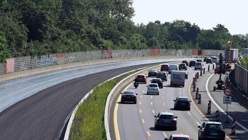 Autos-fahren-auf-der-Autobahn-2-in-Richtung-Osten-waehrend-auf-der-Gegenfahrbahn-neuer-Asphalt-zu-sehen-ist