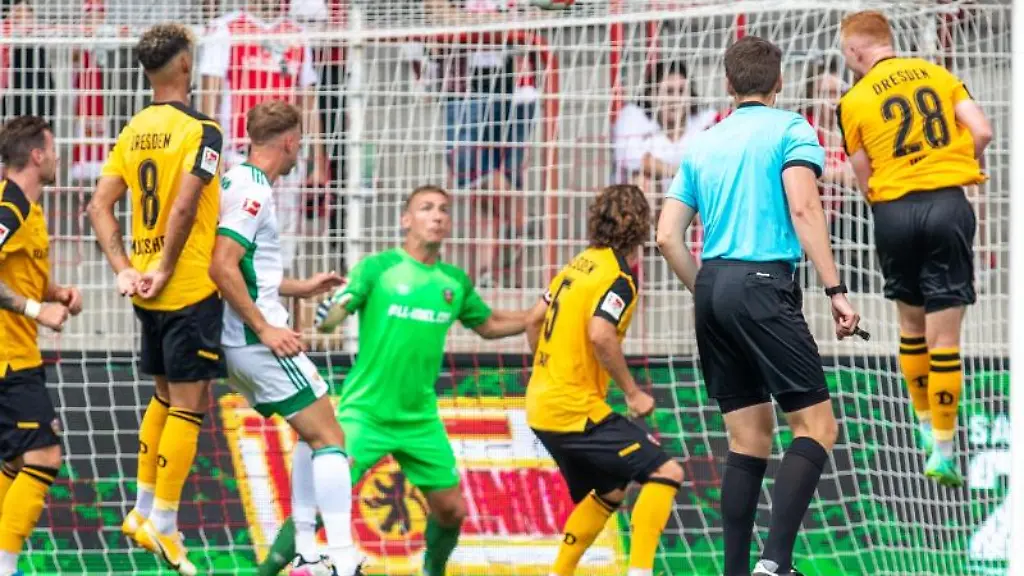 Berlins-Robin-Knoche-r-trifft-mit-dem-Kopf-zum-3-0