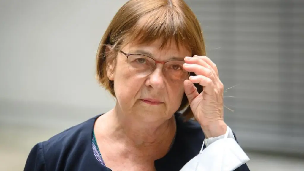 Ursula-Nonnemacher-Buendnis-90-Die-Gruenen-bei-einer-Pressekonferenz