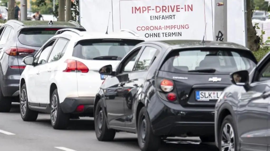 Eine-lange-Schlange-bildet-sich-vor-der-Einfahrt-zur-Impfung-an-der-Ikea-Filiale-Lichtenberg