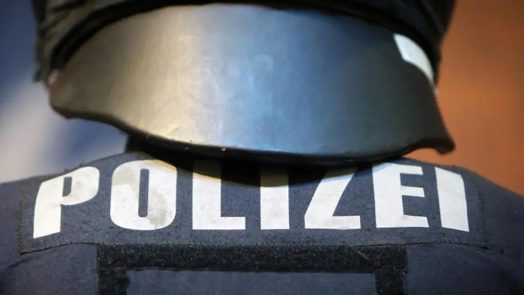 Ein-Polizeibeamter-in-Schutzkleidung