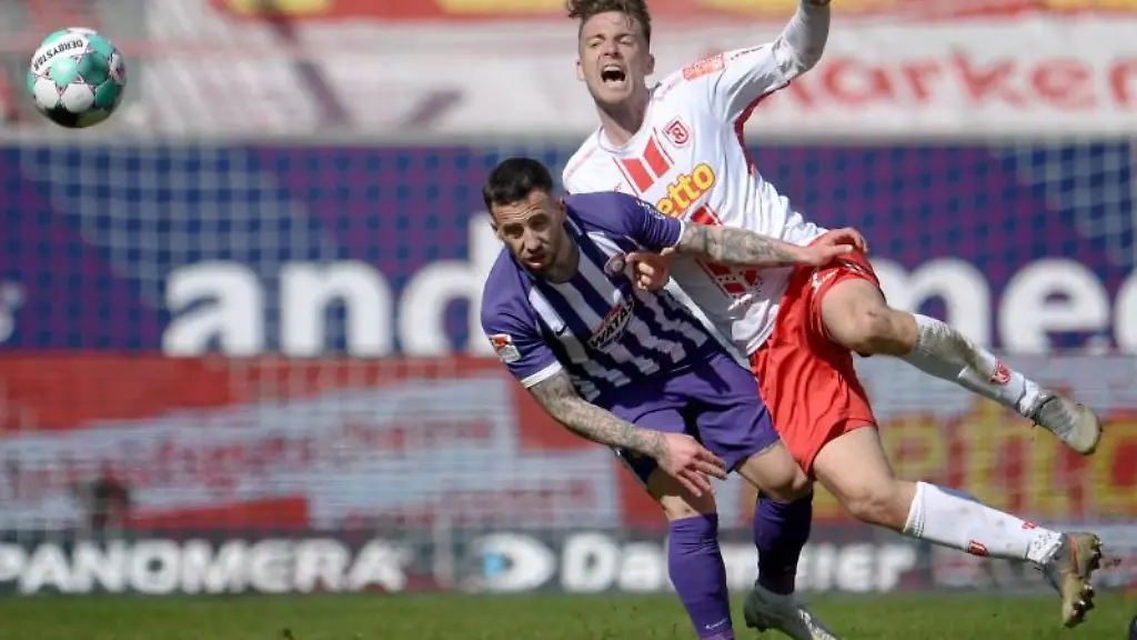 Calogero-Rizzuto-l-von-Aue-und-Max-Besuschkow-von-Regensburg-kaempfen-um-den-Ball