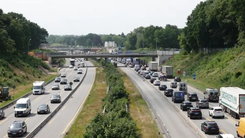 Autos-stehen-auf-der-A7-im-Stau