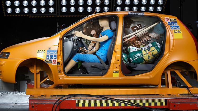 Das Auto hält, aber im Innenraum wird es gefährlich mit dem Einkauf vom Baumarkt.