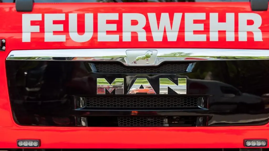 Frontansicht-eines-Loeschfahrzeugs-der-Feuerwehr