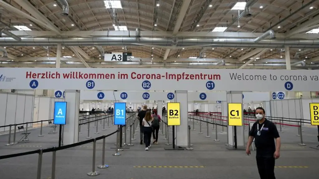 Menschen-gehen-ins-Impfzentrum-in-den-Hamburger-Messehallen