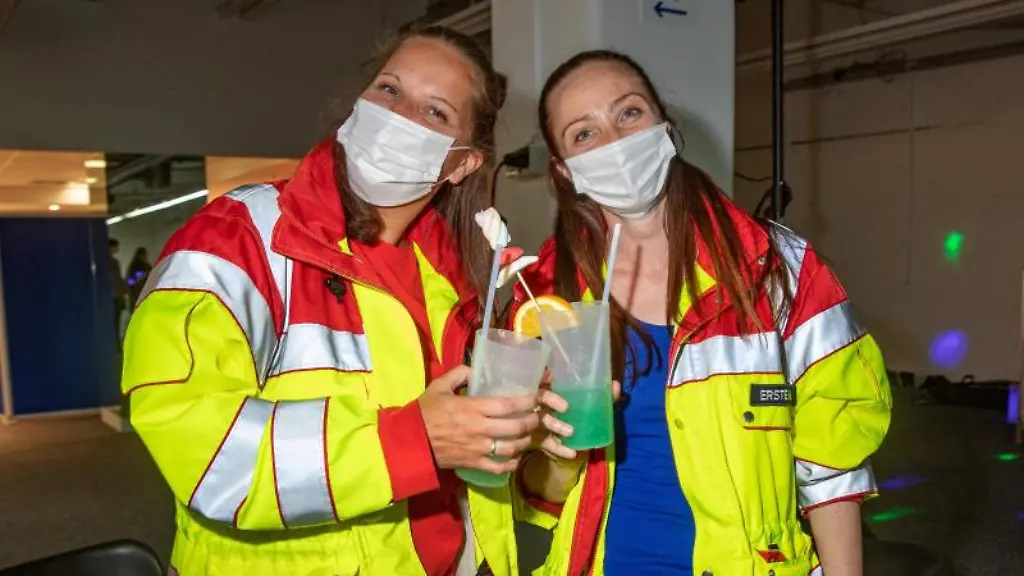 Zwei-Rettungssanitaeterinnen-stossen-nach-der-Impfung-bei-einem-Late-Night-Impf-Event-an