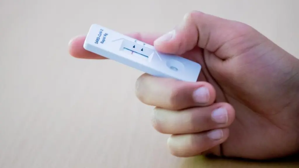 Eine-Hand-haelt-einen-Corona-Schnelltest